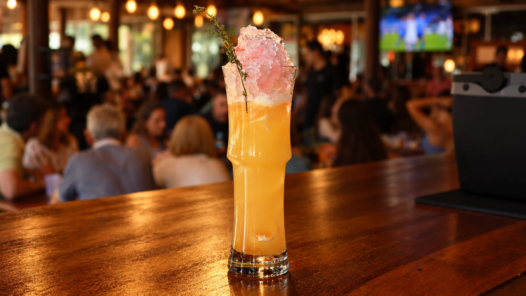 Drink do Canto com gelo e ervas aromáticas
